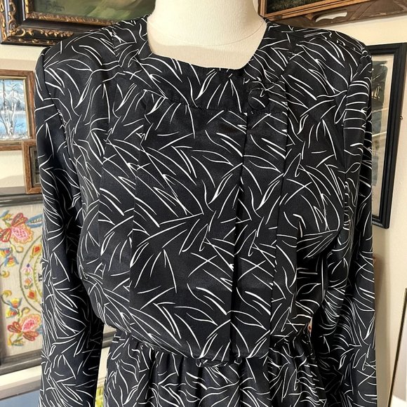 80s Vintage Pellini Black and White Long Sleeve Pleated Bust Midi Dress 11/12 - Picture 2 of 5